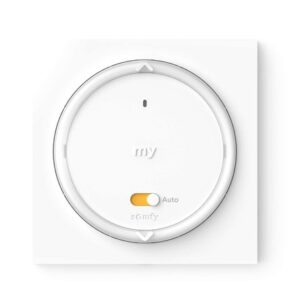 Nástenný diaľkový ovládač pre jeden motor alebo skupinu motorov pre vonkajšie žalúzie. SOMFY "Amy 1 A/M Mode io" má v sebe integrovaný snímač teploty.